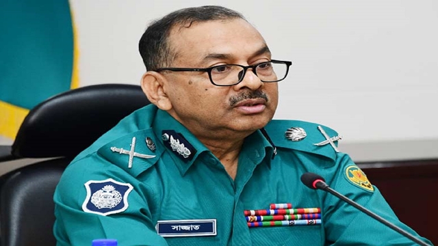 গাড়িতে আগুন-ককটেল নিক্ষেপকারীকে গুলির নির্দেশ ডিএমপি কমিশনারের