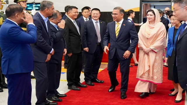 বেইজিংয়ে প্রধানমন্ত্রী তারেক রহমানকে লাল গালিচা সংবর্ধনা ও গার্ড অব অনার