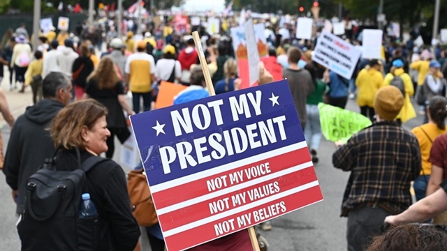 যুক্তরাষ্ট্রে এক মাস ধরে চলছে শাটডাউন, ট্রাম্পকে দায়ী মনে করছেন আমেরিকানরা