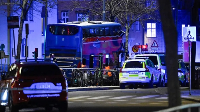 সুইডেনে ফুটপাতে দাঁড়িয়ে থাকা পথচারীদের পিষে দিলো বাস