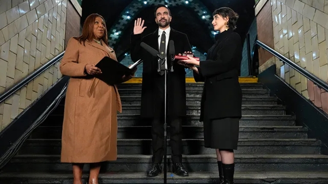 পবিত্র কোরআন হাতে শপথ নিলেন নিউইয়র্কের প্রথম মুসলিম মেয়র জোহরান মামদানি